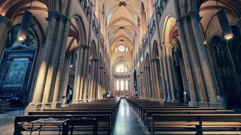 Interior de la catedral de Lyon, Francia