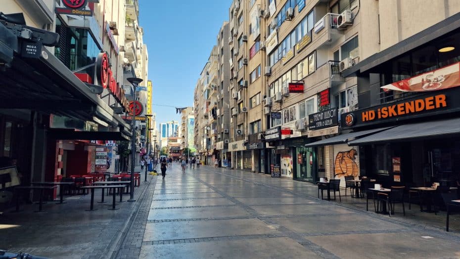 Kibris Sehitleri Caddesi is the most popular street in Alsancak.
