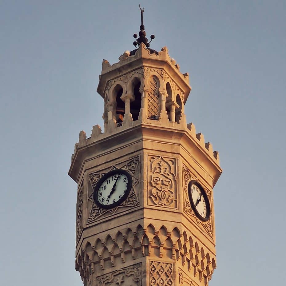 La Torre del Reloj en la plaza Konak en Izmir es el símbolo de Esmirna