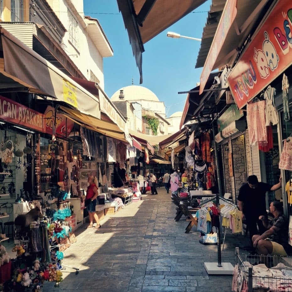 Pasear por los mercados y bazares del centro de la ciudad es una de las actividades imprescindibles que hacer en Izmir, Turquía
