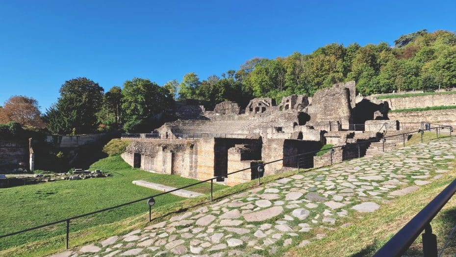 Restos del odeón romano en el Yacimiento Arqueológico de Lugdunum