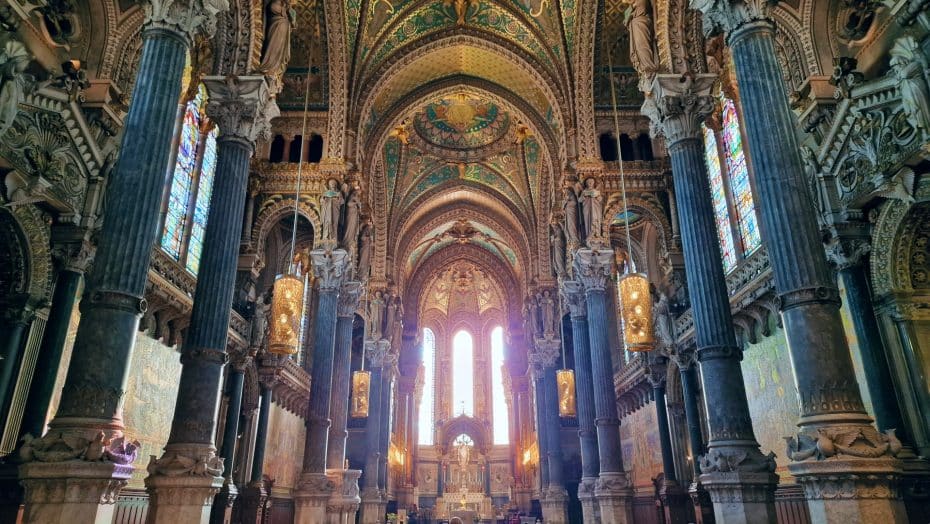 El interior ricamente decorado de la iglesia de Fourvière en Lyon