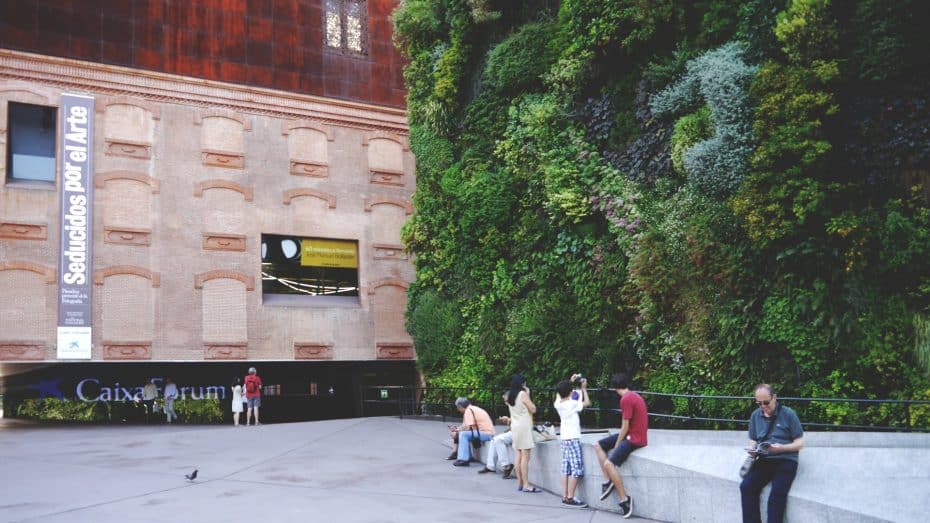 El jardín vertical del CaixaForum es uno de los elementos arquitectónicos más destacados del paseo del Prado