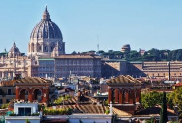 Vistas de la cúpula de San Pedro desde la terraza del Pincio, uno de los mejores miradores panorámicos de Roma