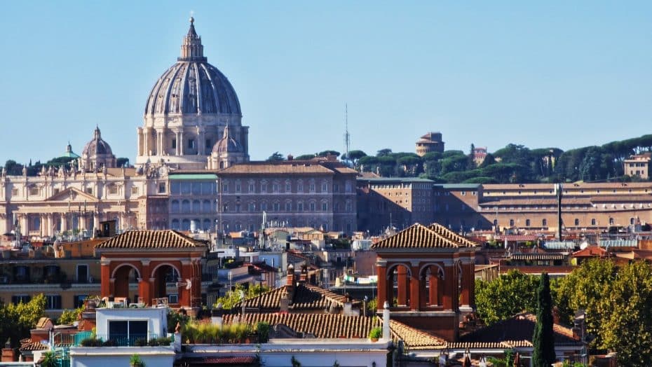 Vistas de la cúpula de San Pedro desde la terraza del Pincio, uno de los mejores miradores panorámicos de Roma