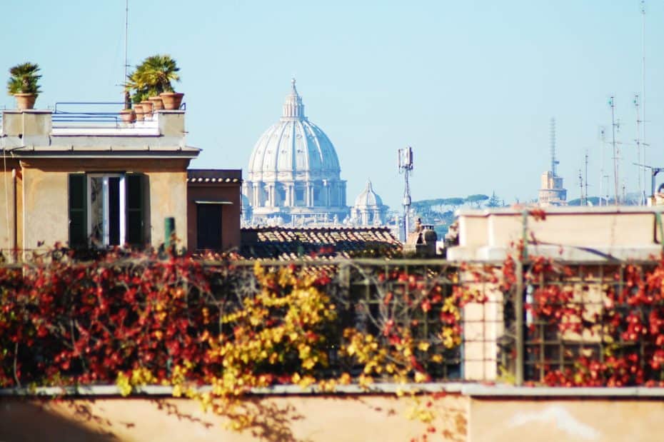 Vistas de la cúpula de San Pedro del Vaticano desde el mirador de la colina del Quirinal en Roma
