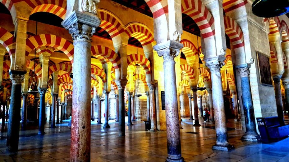 Admirar el "Bosque de Columnas" de la Mezquita-Catedral es una experiencia imperdible que hacer en Córdoba