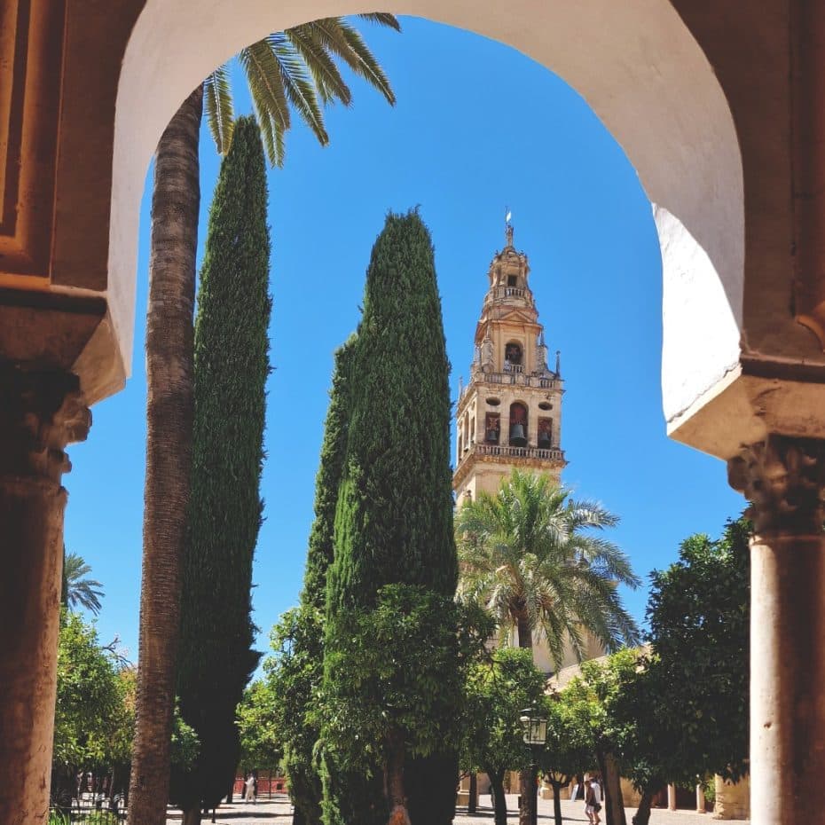 Campanario de la catedral de Córdoba desde el patio central