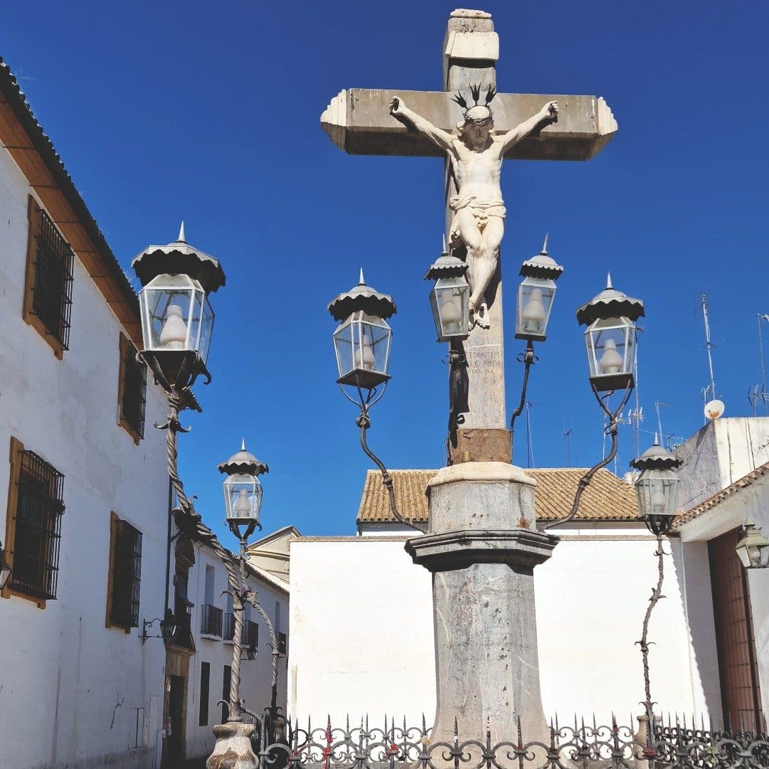 El Cristo de los Faroles es una de las esculturas públicas más famosas de Córdoba