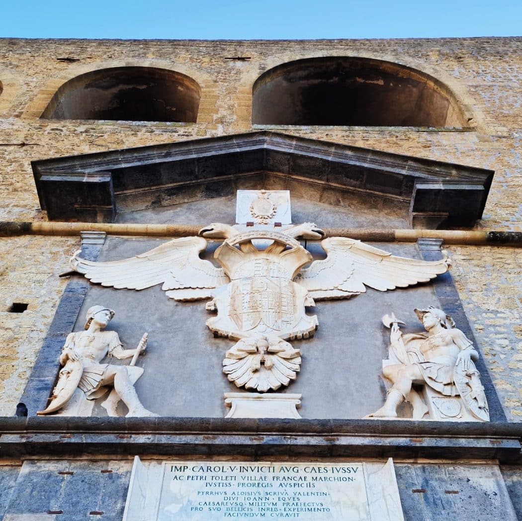 Escudo de Carlos V en el acceso a la fortaleza