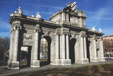 La Puerta de Alcalá es uno de los monumentos más famosos del Paisaje de la Luz de Madrid