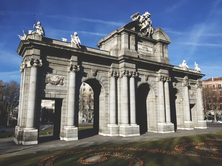 La Puerta de Alcalá es uno de los monumentos más famosos del Paisaje de la Luz de Madrid