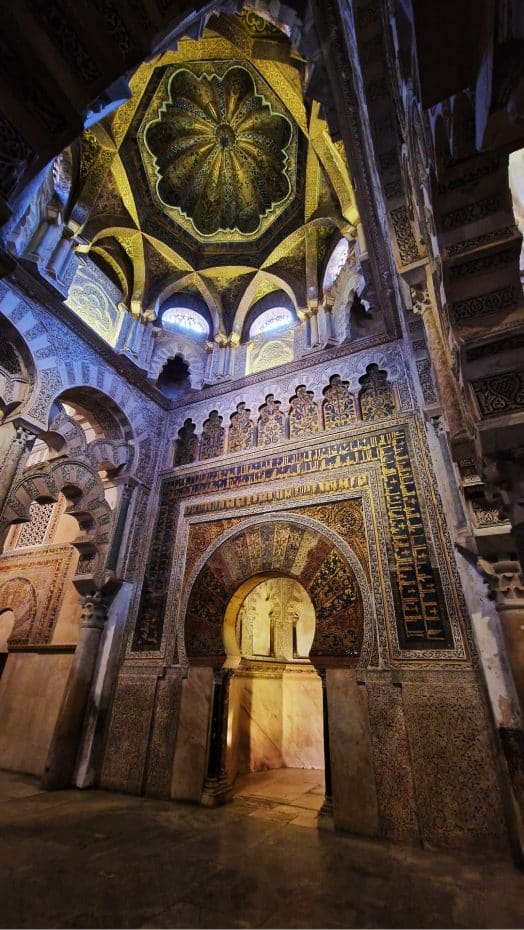 Una de las capillas exquisitamente decoradas de la Mezquita Catedral - Atracciones de Córdoba
