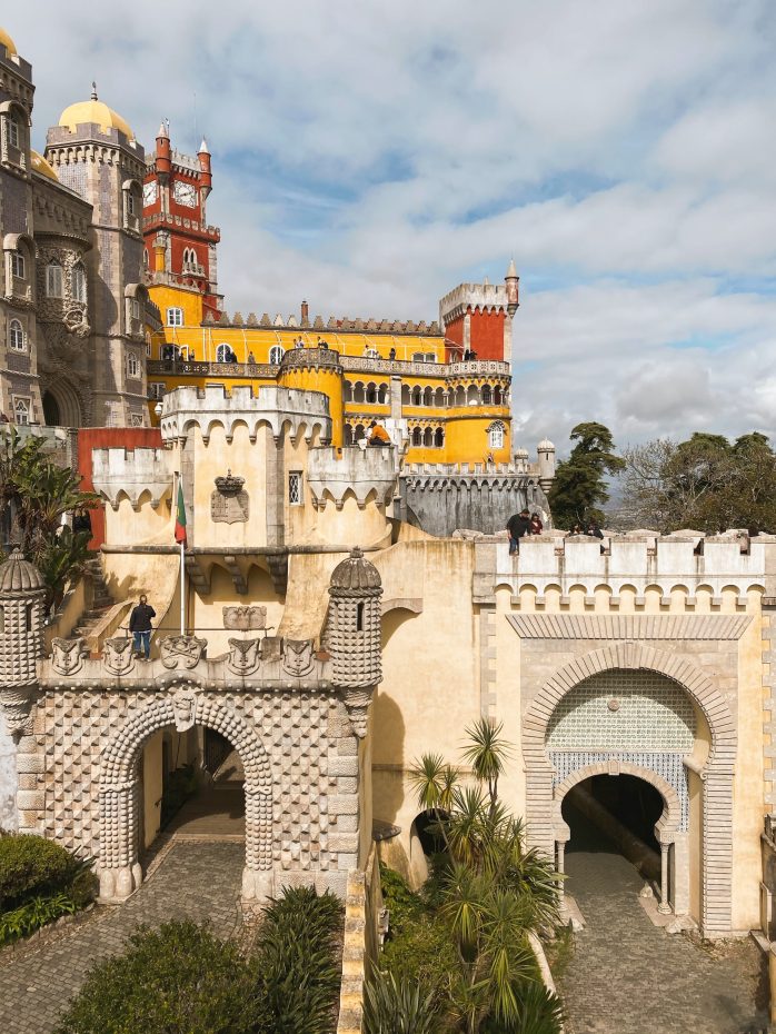 One of the most striking features of the Pena Palace is the mixture of architectural styles such as Romanticism, Neo-Gothic, Neo-Moorish and Neo-Manueline