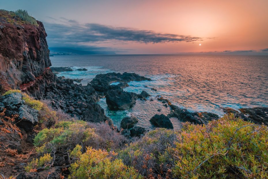 Ver la puesta de sol en una playa es uno de los mejores planes románticos en Tenerife