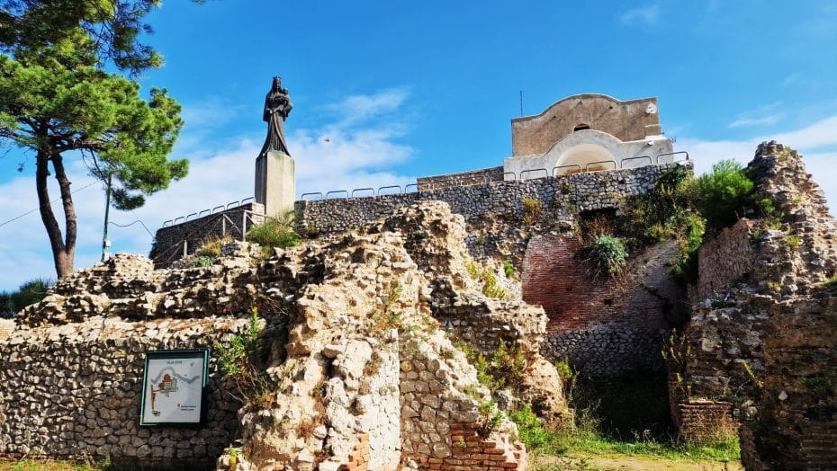 Iglesia de Santa María del Socorro en las ruinas de Villa Jovis