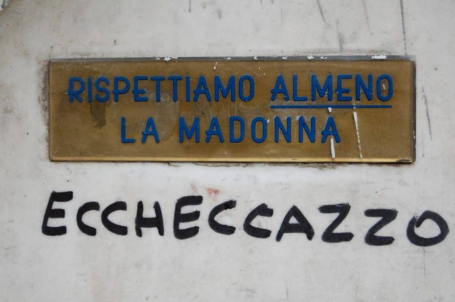 Inscripción en un muro del centro histórico de Nápoles