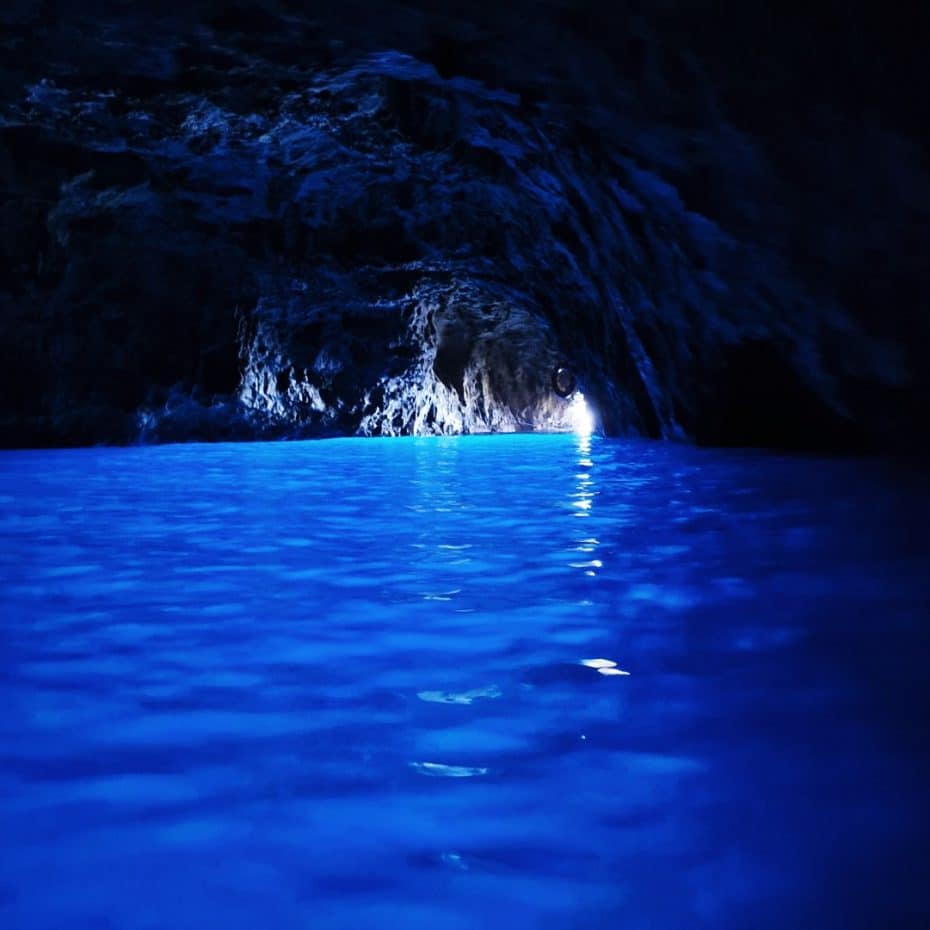 La Gruta Azul es famosa por sus aguas fluorescentes