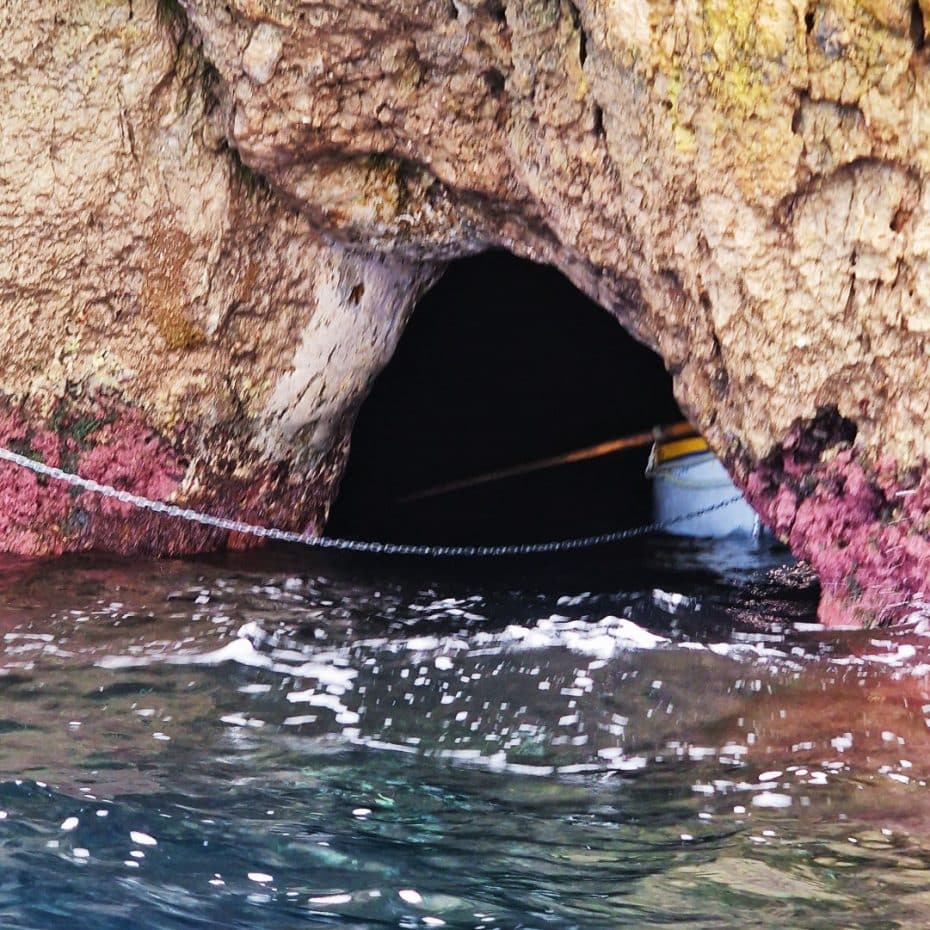La entrada a la gruta solo puede hacerse con botes pequeños y cuando el mar está en calma