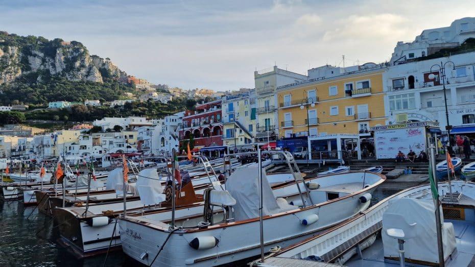 Marina Grande es desde donde parten la mayoría de excursiones en barco por la isla de Capri