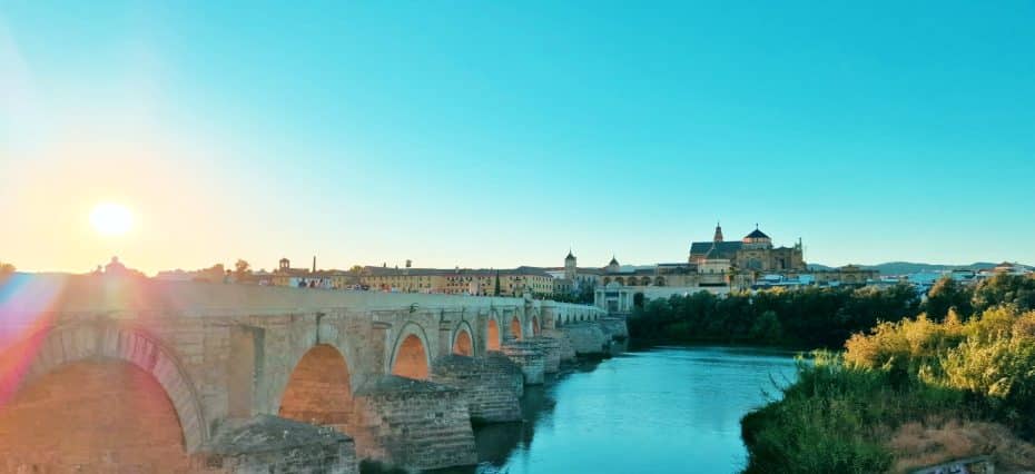 Puente Romano con la Catedral de Córdoba al atardecer