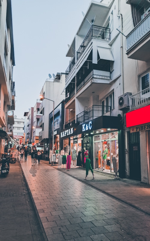 Calle comercial del centro de Selçuk, Izmir, Turquía