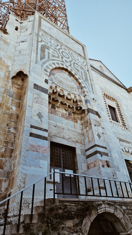 Mezquita de Isa Bey - Puerta principal