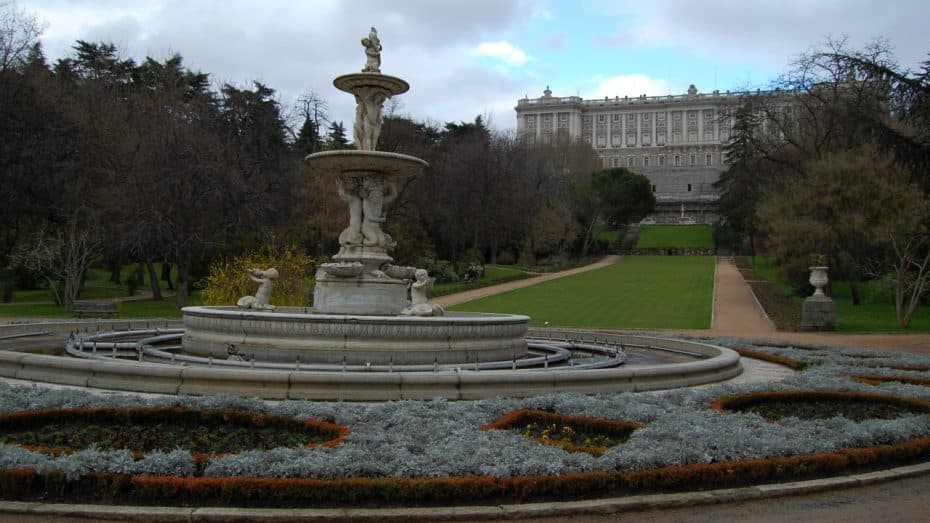 Jardines del Campo del Moro con Palacio Real de Madrid de fondo