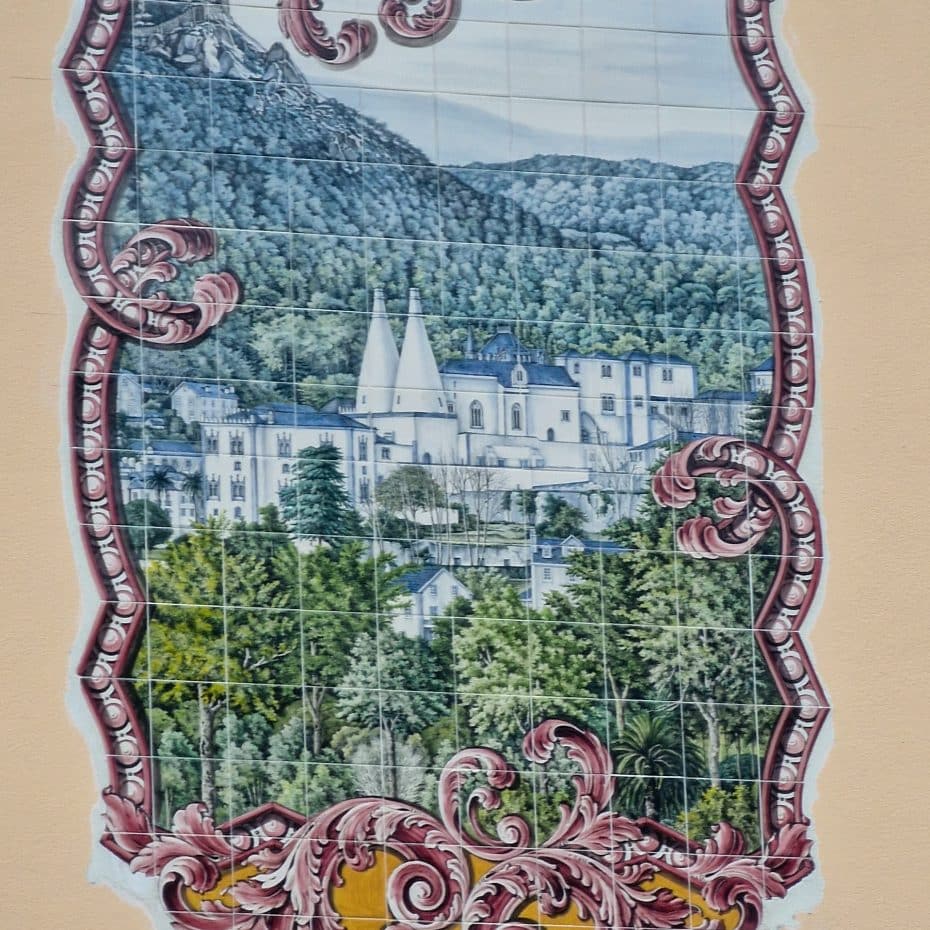 Escudo de cerámica en la fachada del hotel