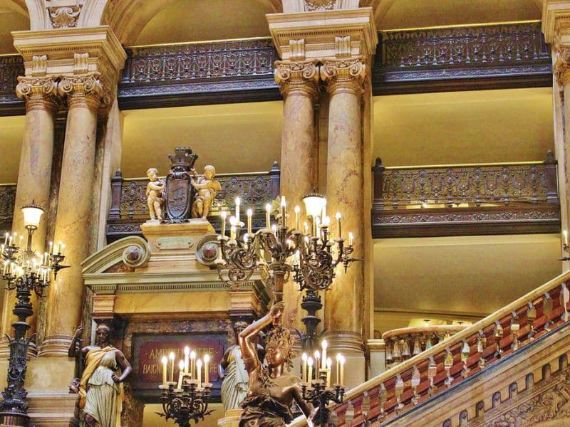 Interior de la Palacio Garnier de París, uno de los edificios más emblemáticos del Segundo Imperio francés
