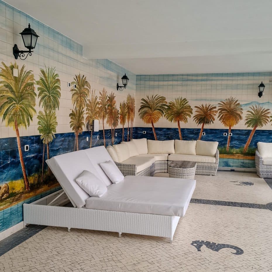 Lounge de la piscina del Sintra Marmòris Palace