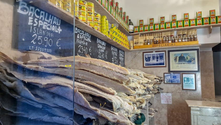 Interior de Manteigaria Silva, una tienda que visitamos durante el tour gastronómico por Lisboa