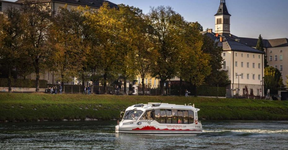 Pasear en barco por el Salzach es una de las mejores actividades que hacer en Salzburgo, Austria