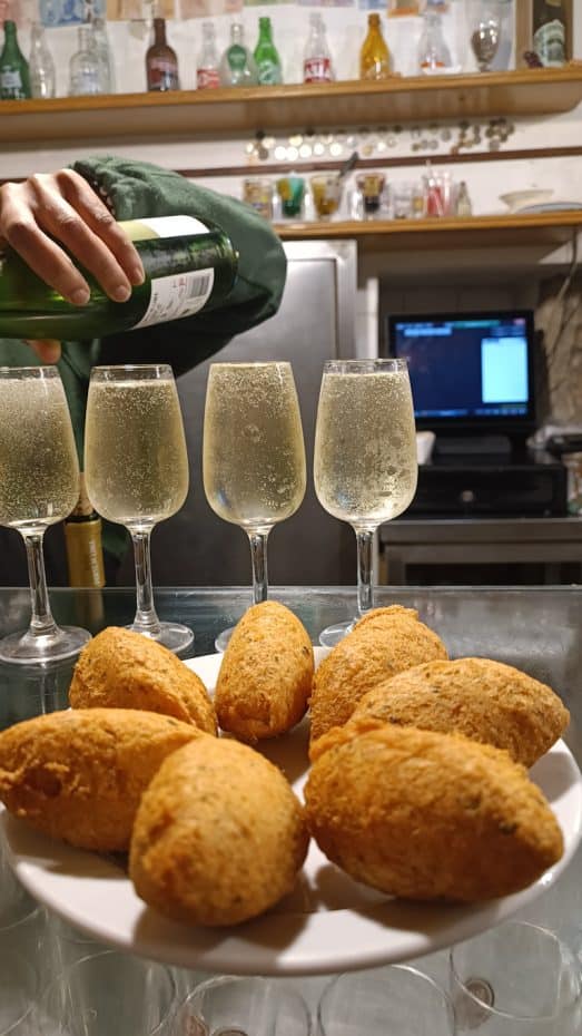 Pasteles de bacalao con vino verde