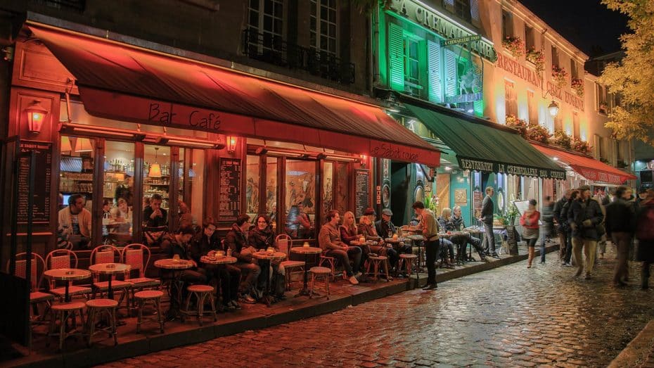 Montmartre es uno de los barrios más encantadores de París, tanto de día como de noche
