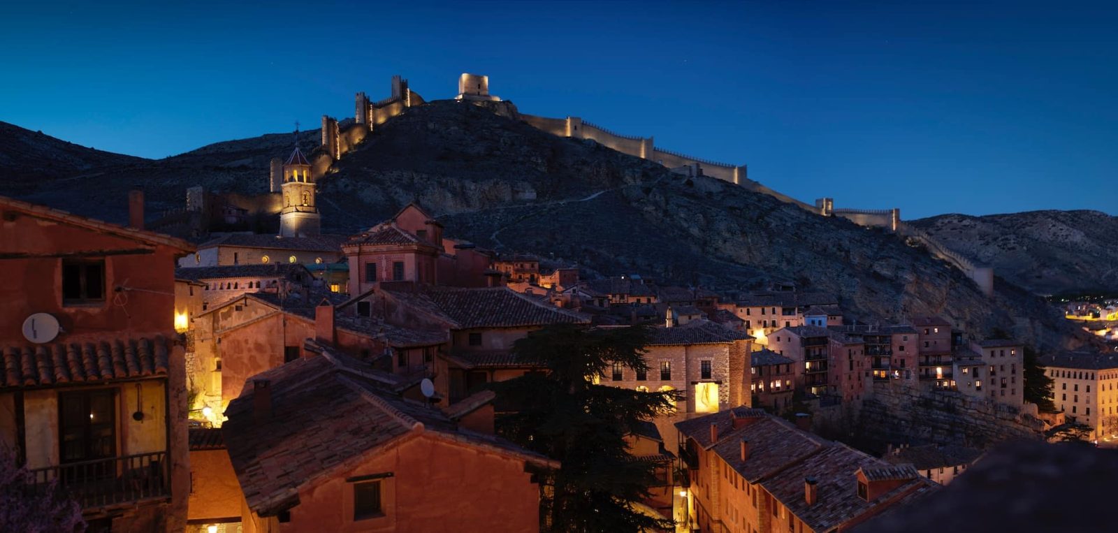 Las 21 ciudades amuralladas más bonitas de España