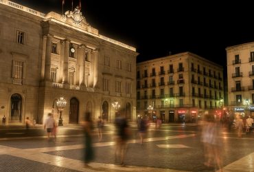 Dónde alojarse en Barcelona para vida nocturna: Mejores zonas para salir de fiesta