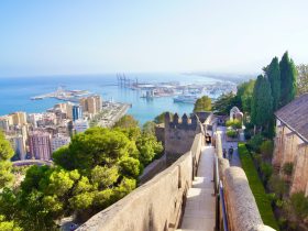 Descubre los barrios recomendados donde dormir en Málaga